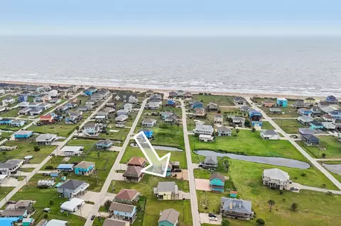 940 Gregory Ln, Crystal Beach, TX 77650