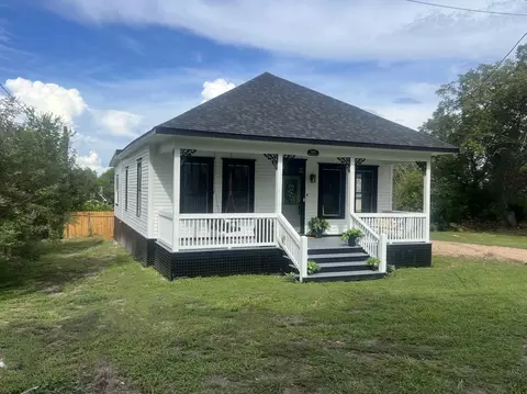 106 N Scott St, Fayetteville, TX 78940