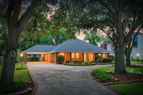 214 Dewberry Dr, Lake Jackson, TX 77566