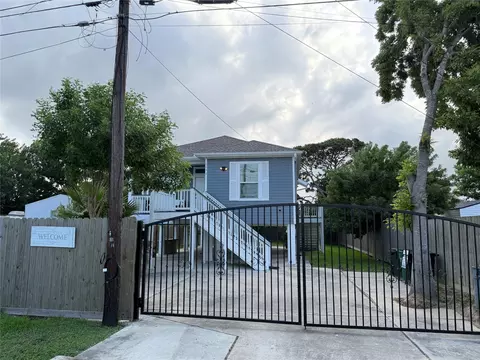 1130 10th St, San Leon, TX 77539