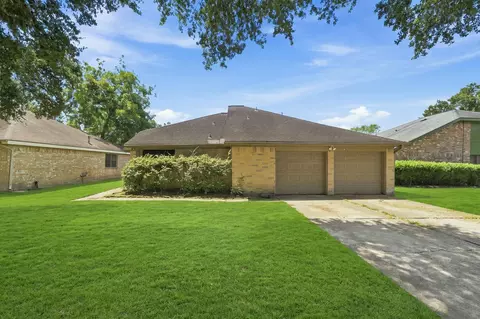 807 Highland Woods Dr, Highlands, TX 77562