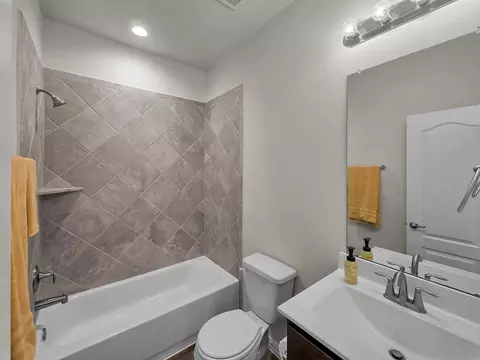Bath - 398 Shoreview Dr, Conroe, TX 77303 photo 3 of 3