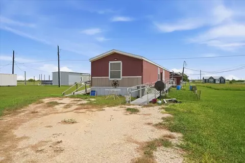 1006 W Toledo St, Seadrift, TX 77983