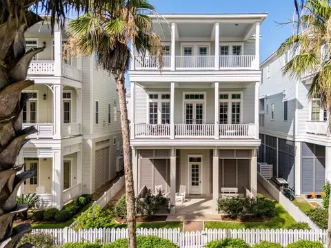 802 Beachtown Psge, Galveston, TX 77550