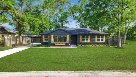 5419 N Crooked Creek Dr, Houston, TX 77017