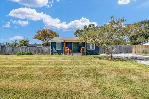 428 S Lazy Ln, Clute, TX 77531