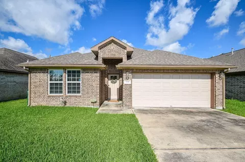 828 S 1st St, La Porte, TX 77571