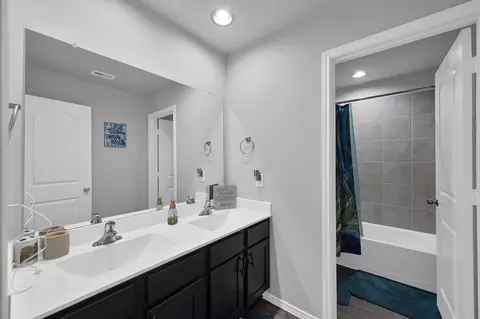 Bath - 6302 Hendricks Harbor Ct, Conroe, TX 77304 photo 3 of 3