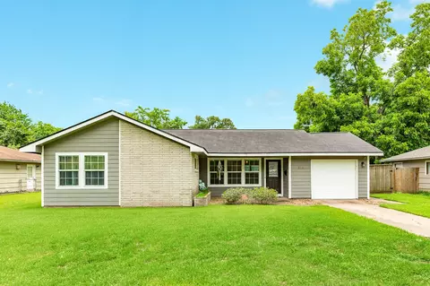 218 Palm Ln, Lake Jackson, TX 77566