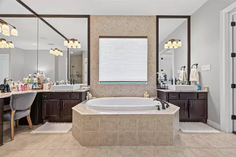Bath - 6 Yarbrough Bend Ct, Spring, TX 77389 photo 2 of 8