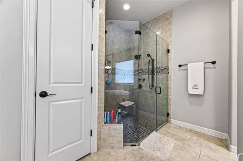 Bath - 6 Yarbrough Bend Ct, Spring, TX 77389 photo 4 of 8
