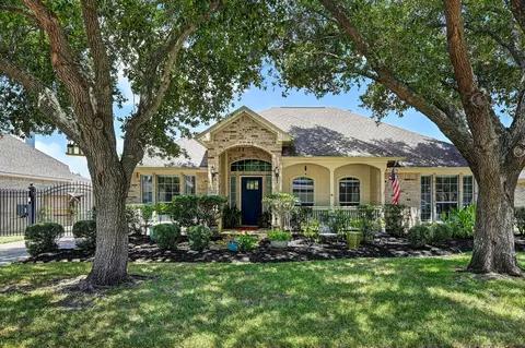 933 Mystic Village Ln, Seabrook, TX 77586