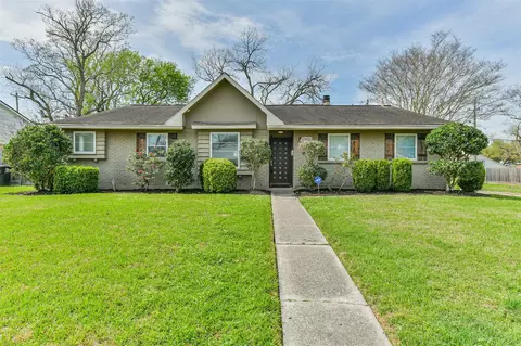 10902 Braewick Dr, Houston, TX 77096