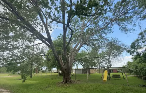 8925 Spruce St, Hitchcock, TX 77563