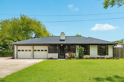 102 Turner St, Clute, TX 77531
