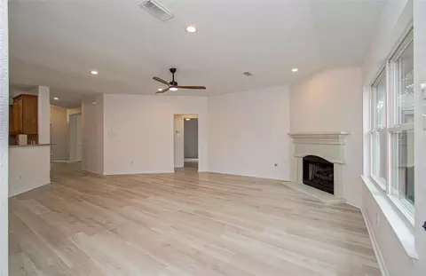 2030 Creek Shore Ln, Pearland, TX 77581