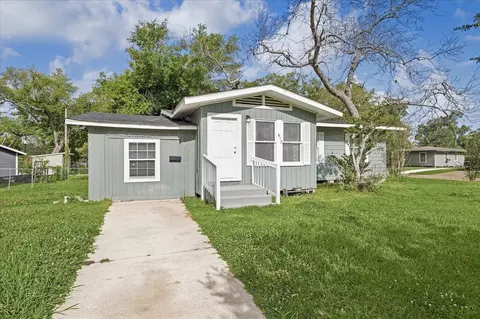 613 Winding Way St, Lake Jackson, TX 77566