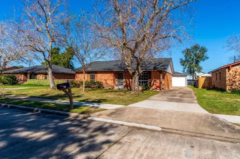 213 Bastrop St, Angleton, TX 77515