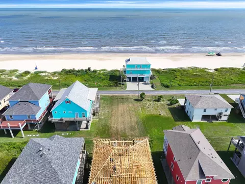 2585 Holiday Dr, Crystal Beach, TX 77650