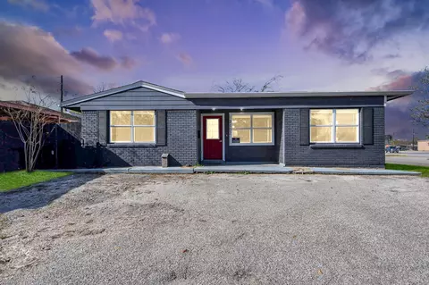 2102 Dewberry Ln, Pasadena, TX 77502