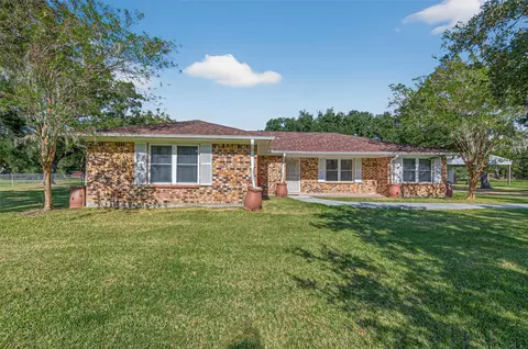 14 Kingswood Dr, Van Vleck, TX 77482