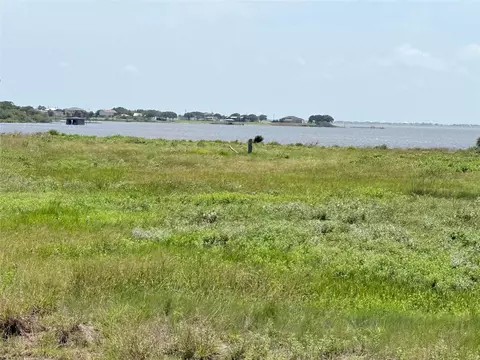 71 Fivemile Trl, Palacios, TX 77465