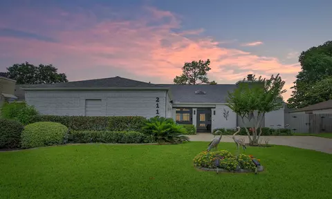 2110 Woodland Park Dr, Houston, TX 77077
