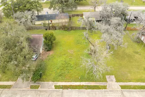 103 Huisache St, Lake Jackson, TX 77566