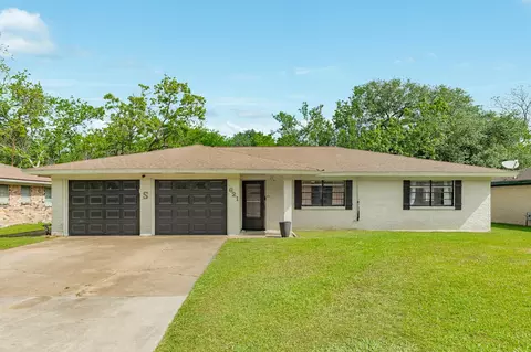 621 Southside Dr, Angleton, TX 77515