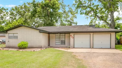 433 Southern Oaks Dr, Lake Jackson, TX 77566