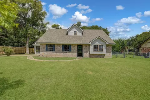 110 Mockingbird Ln, Clute, TX 77531