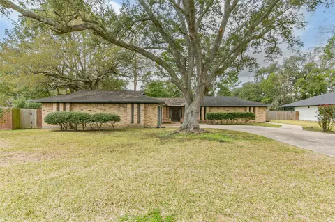 410 Riverside Dr, Alvin, TX 77511