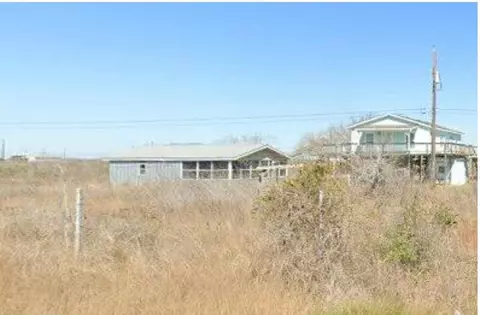 300 W Royal Oak Ln, Rockport, TX 78382