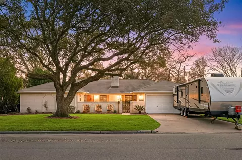 1719 Alta Vista Dr, Alvin, TX 77511