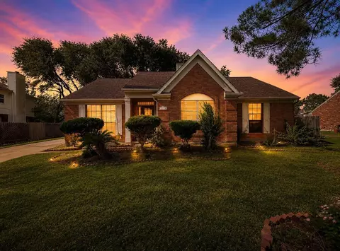 15118 Stoneyview Dr, Houston, TX 77083