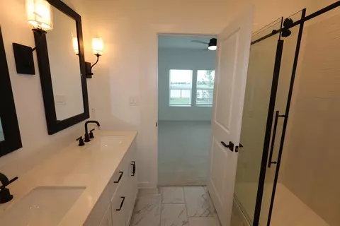Bath - 7730 Jade Crest Dr, Angleton, TX 77515 photo 9 of 9