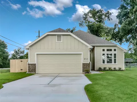 Exterior - 612 Evans St, Angleton, TX 77515 photo 2 of 6