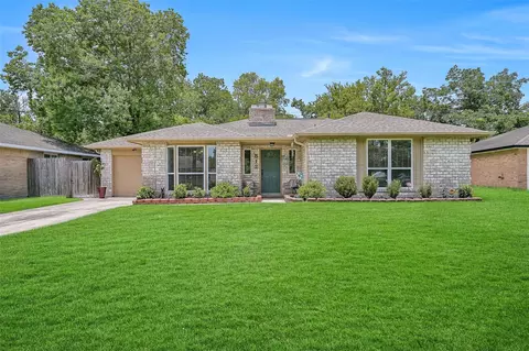 512 Castlelake Dr, Friendswood, TX 77546