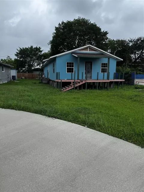522 Grand Ave, Bacliff, TX 77518