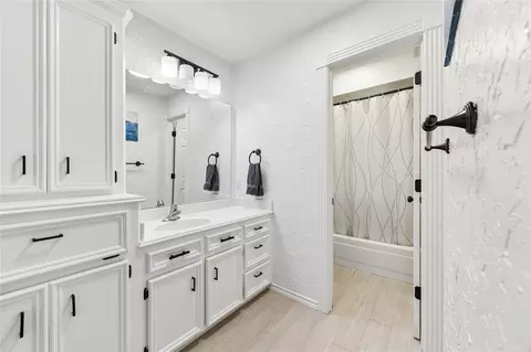 Bath - 5823 Ashmere Ln, Spring, TX 77379 photo 2 of 4