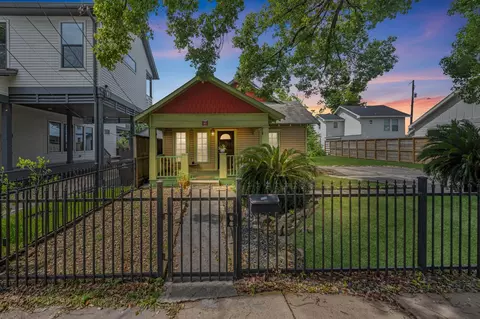 912 Robbie St, Houston, TX 77009