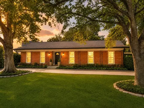 1902 Chimney Rock Rd, Houston, TX 77056