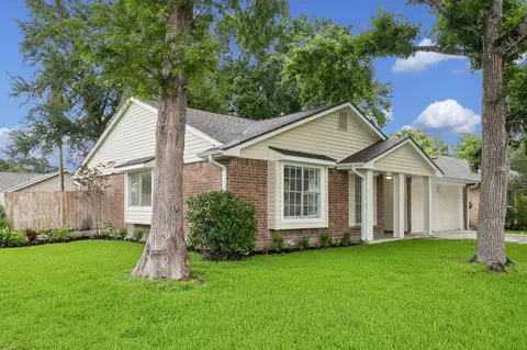 402 Forest Hills Dr, League City, TX 77573