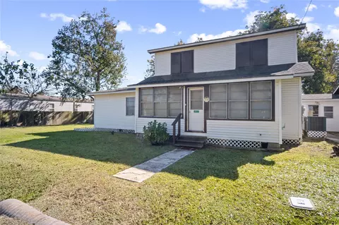 1977 E 7th St, High Island, TX 77623