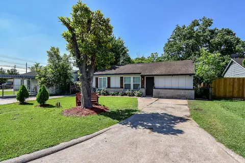 1303 W Ellaine Ave, Pasadena, TX 77506