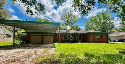 1205 Kansas Ave S, Anahuac, TX 77514