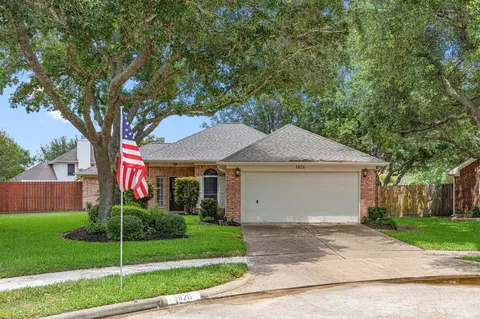 3826 Pin Oak Dr N, Pearland, TX 77581