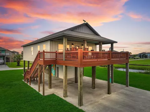 889 Mr G Dr, Crystal Beach, TX 77650