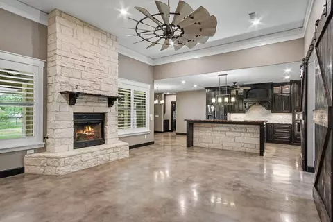 Living - 184 Bridgepoint, Onalaska, TX 77360 photo 2 of 3
