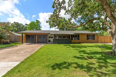 104 Pin Oak St, Lake Jackson, TX 77566